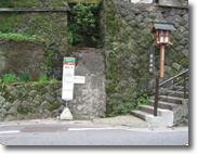 「神社下」停留所で下車します。